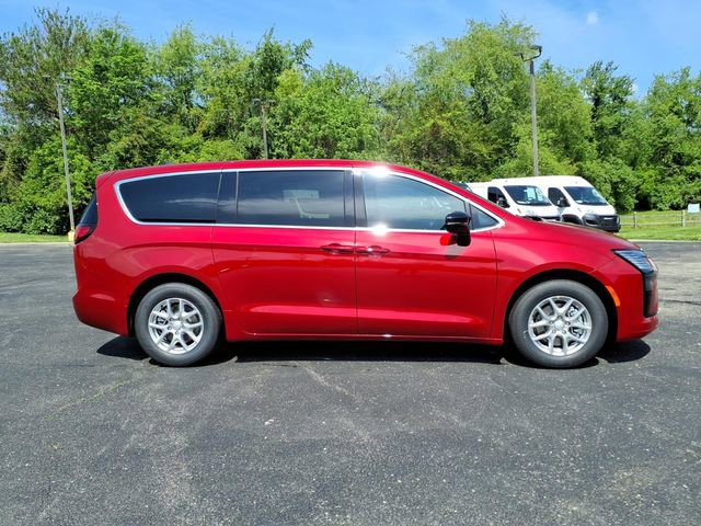 New 2027 Chrysler Pacifica Select FWD image 8