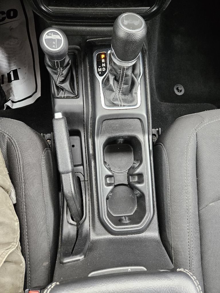 Used 2023 Jeep Wrangler Unlimited Sahara AWD/4WD image 17