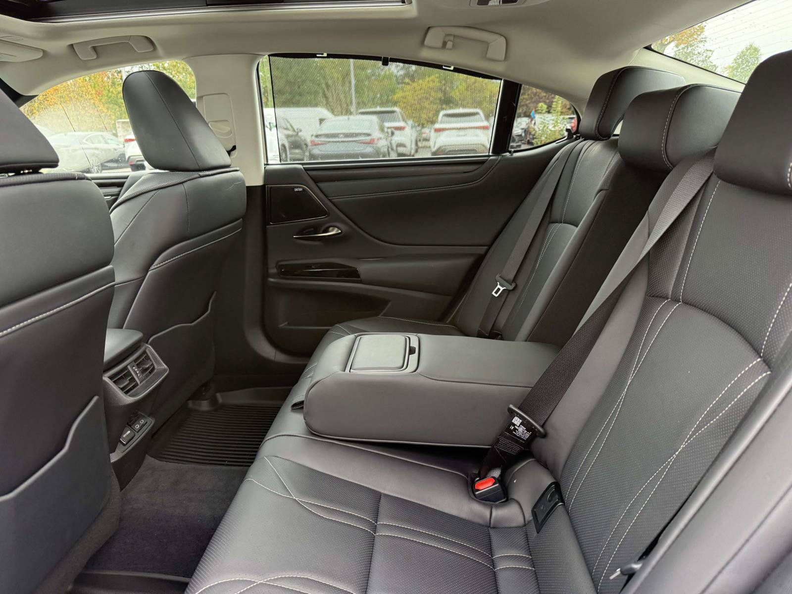Used 2024 Lexus ES 350 Ultra Luxury w/ Accessory Package (Z2) FWD image 17