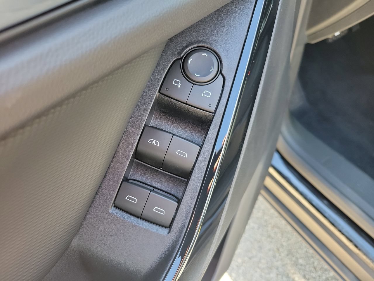 Used 2026 Chevrolet Equinox LT FWD image 13