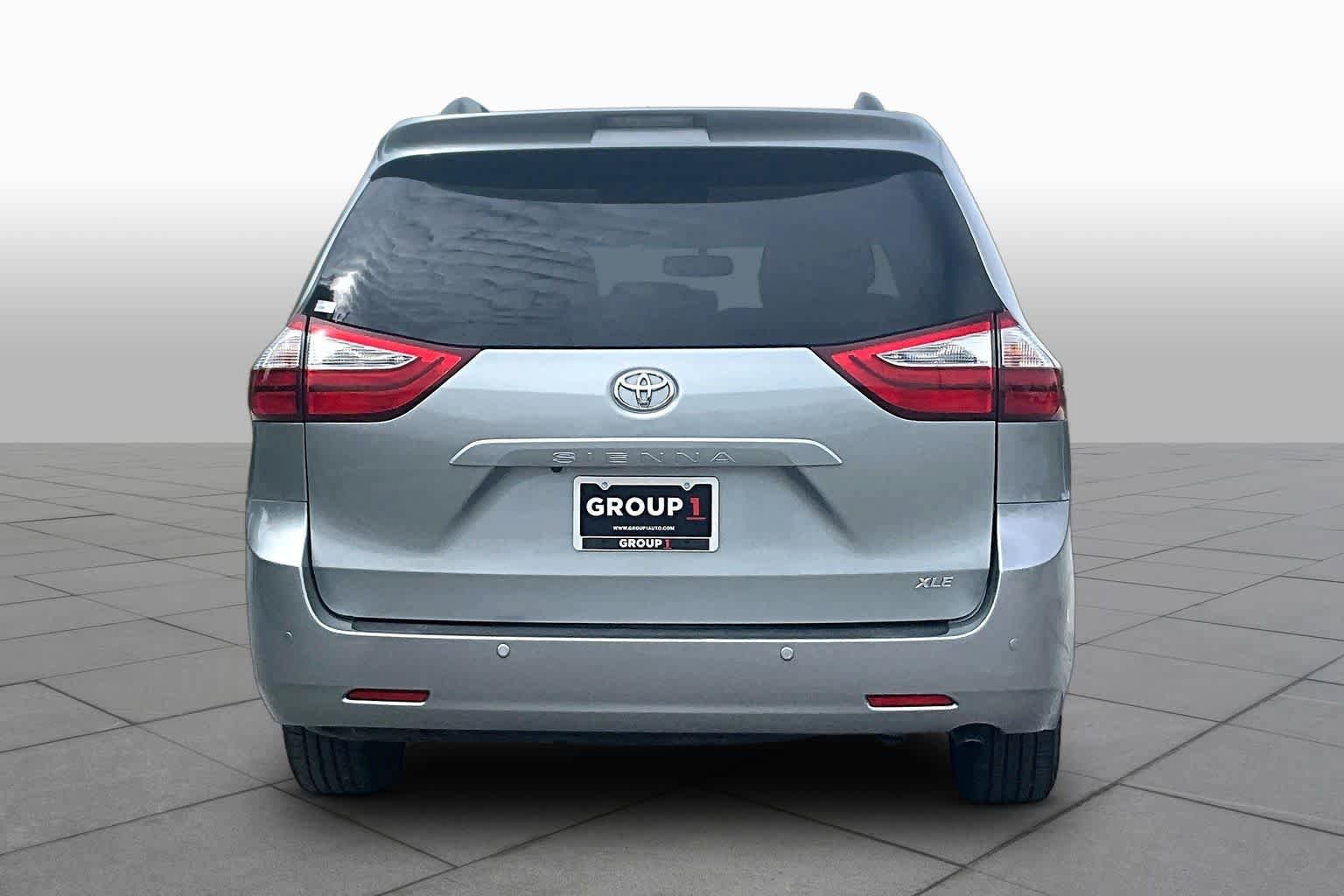 Used 2017 Toyota Sienna XLE w/ XLE Navigation Package FWD image 5