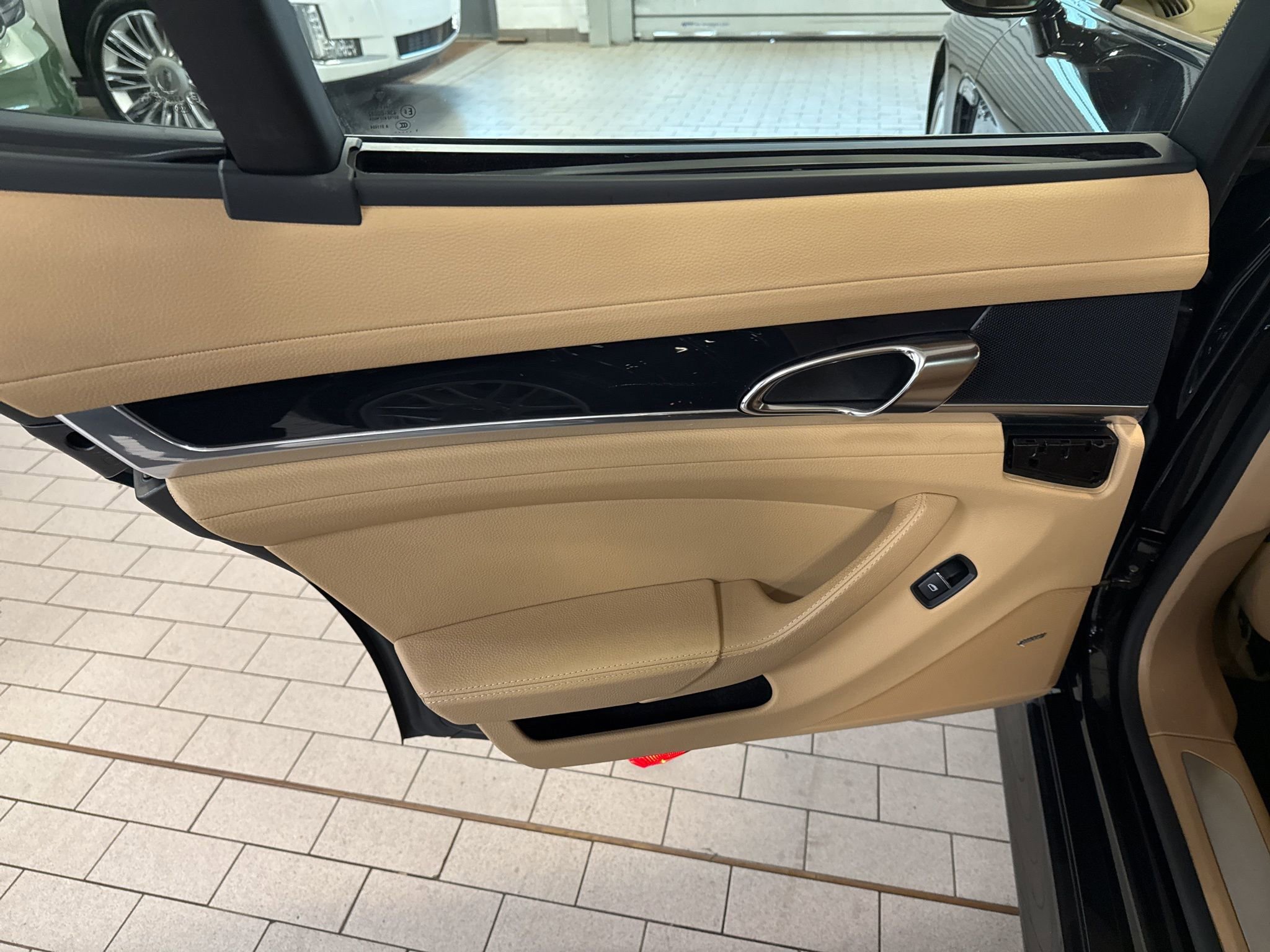 Used 2012 Porsche Panamera S image 17