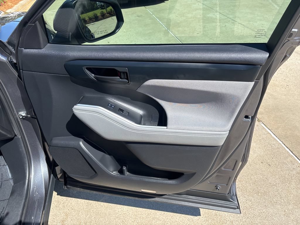 Used 2021 Toyota Highlander LE FWD image 48