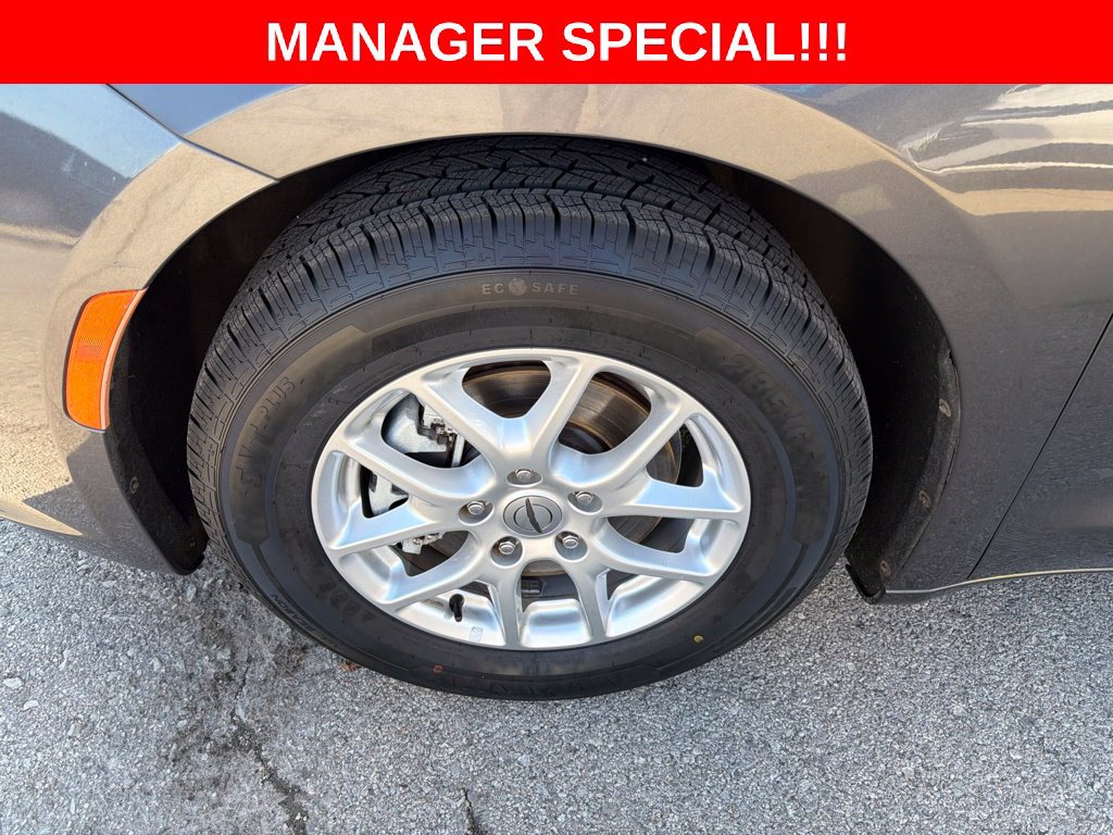 Used 2021 Chrysler Pacifica Touring-L FWD image 9