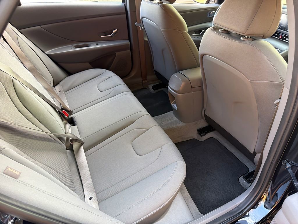 Used 2025 Hyundai Elantra SE image 28