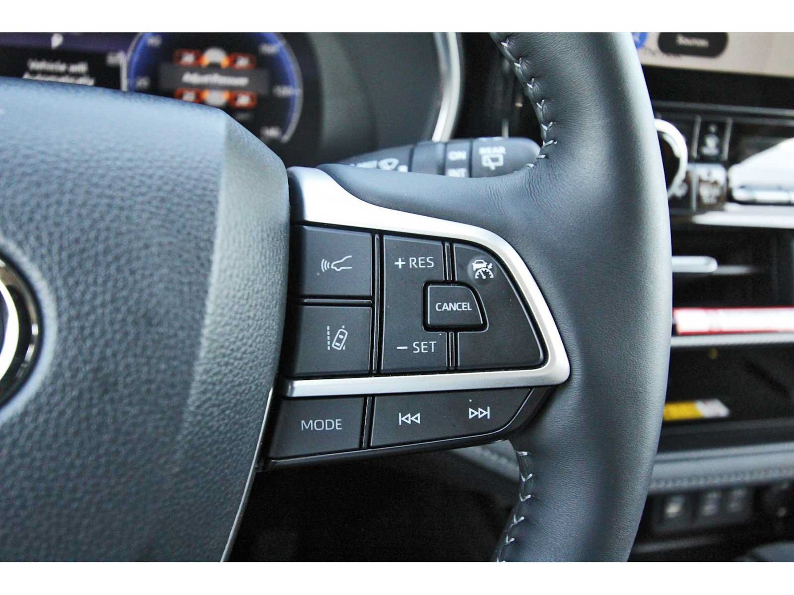 Used 2025 Toyota Highlander Platinum AWD/4WD image 17