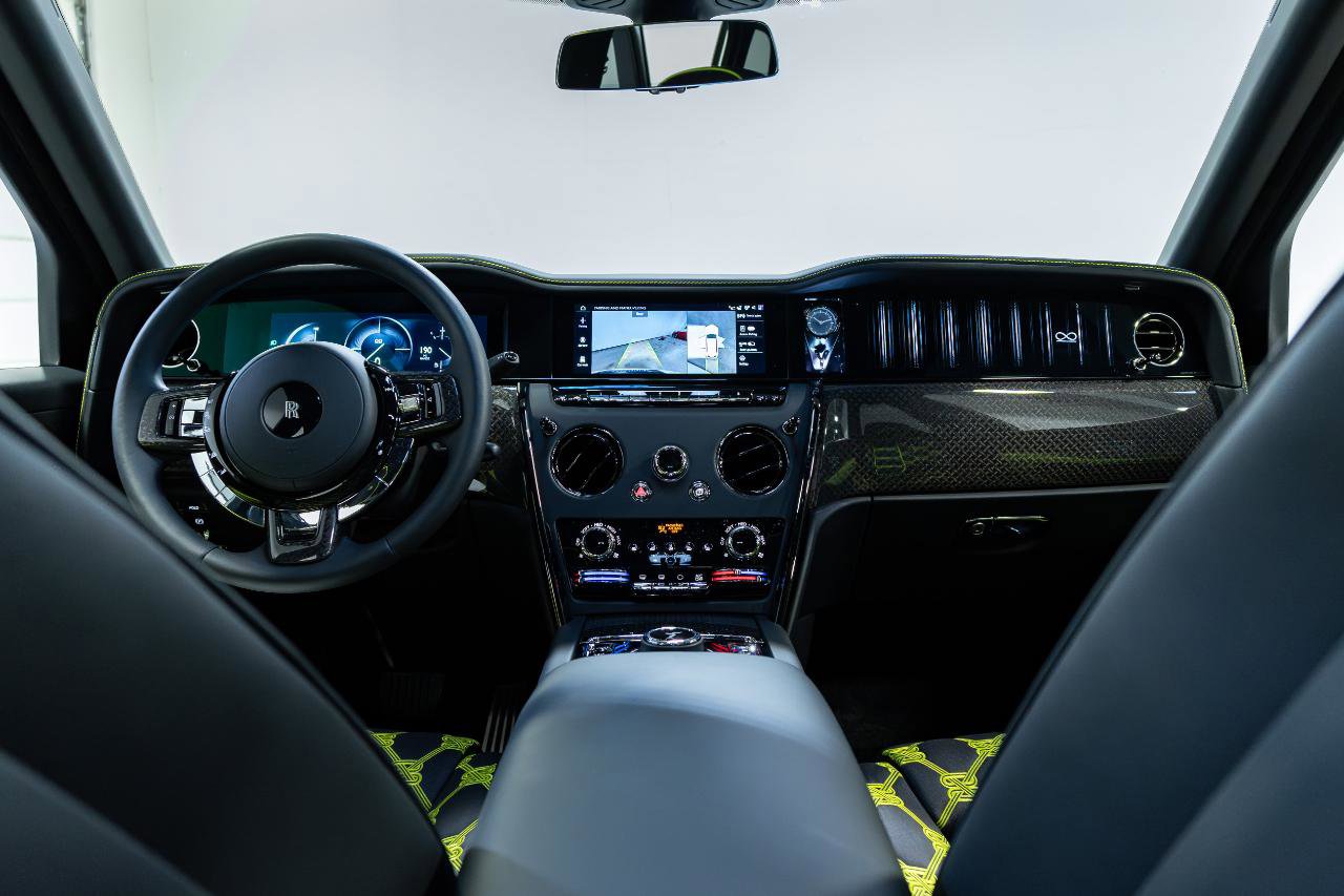 Used 2025 Rolls-Royce Cullinan Black Badge image 24