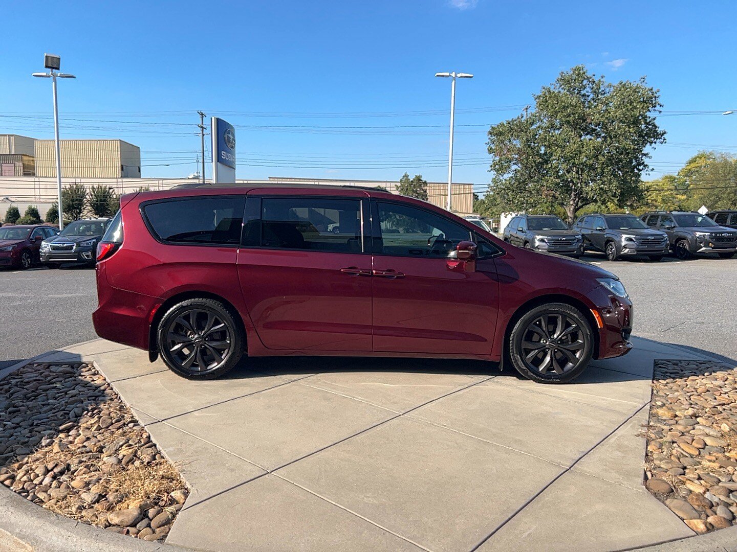 Used 2018 Chrysler Pacifica Limited FWD image 3