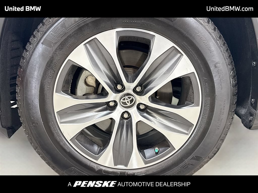 Used 2023 Toyota Highlander XLE FWD image 2
