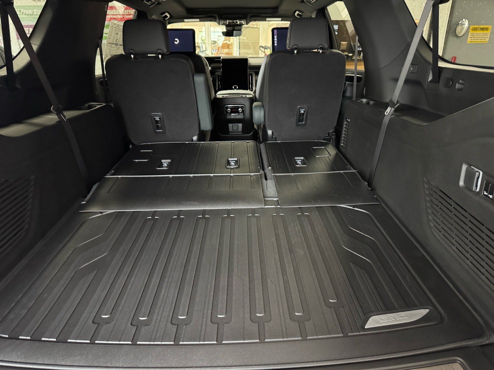 New 2026 GMC Yukon XL AT4 w/ AT4 Premium Plus Package AWD/4WD image 9
