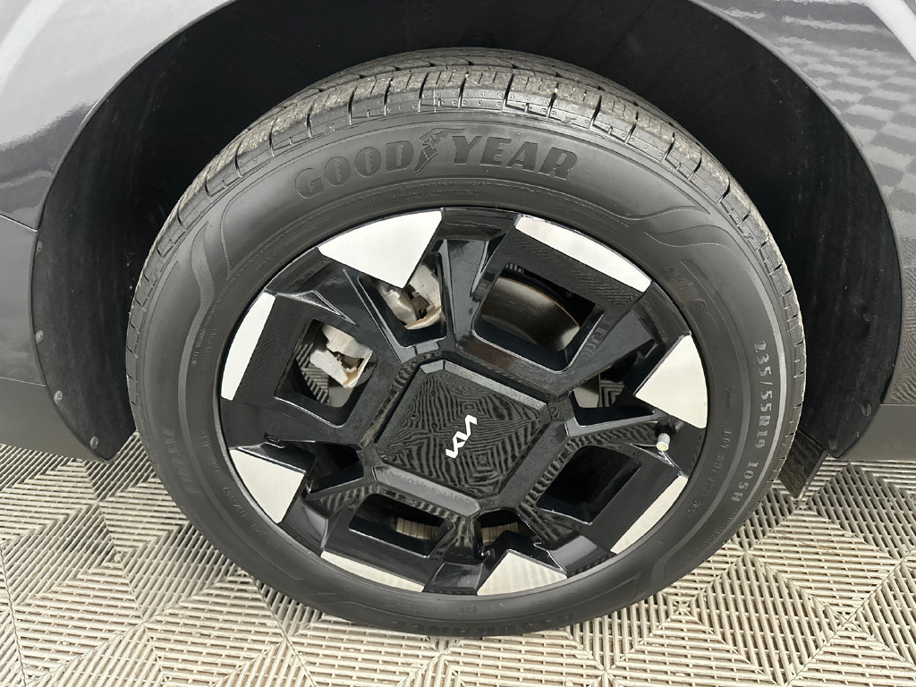 Used 2025 Kia Carnival EX FWD image 19