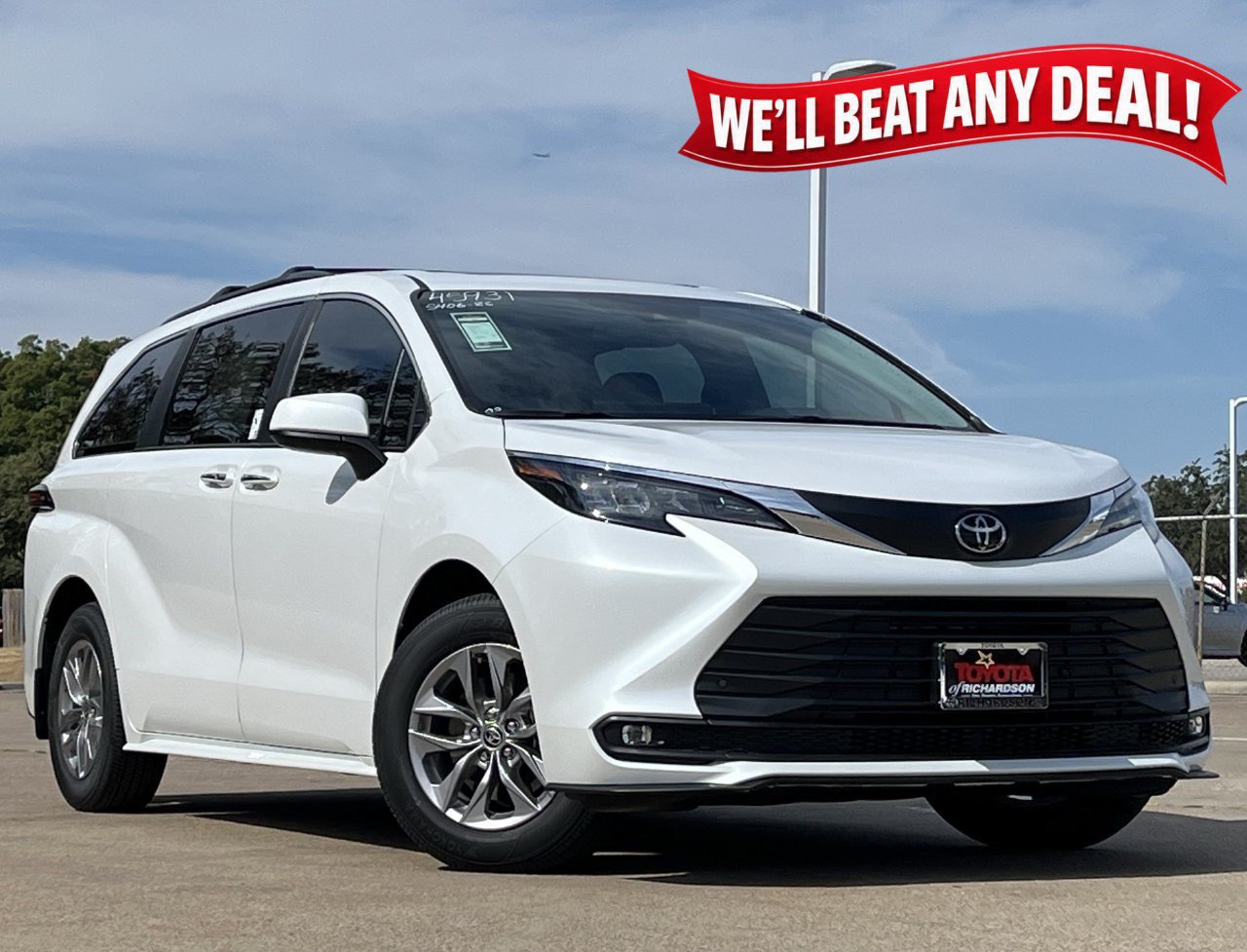 New 2026 Toyota Sienna XLE FWD image 2