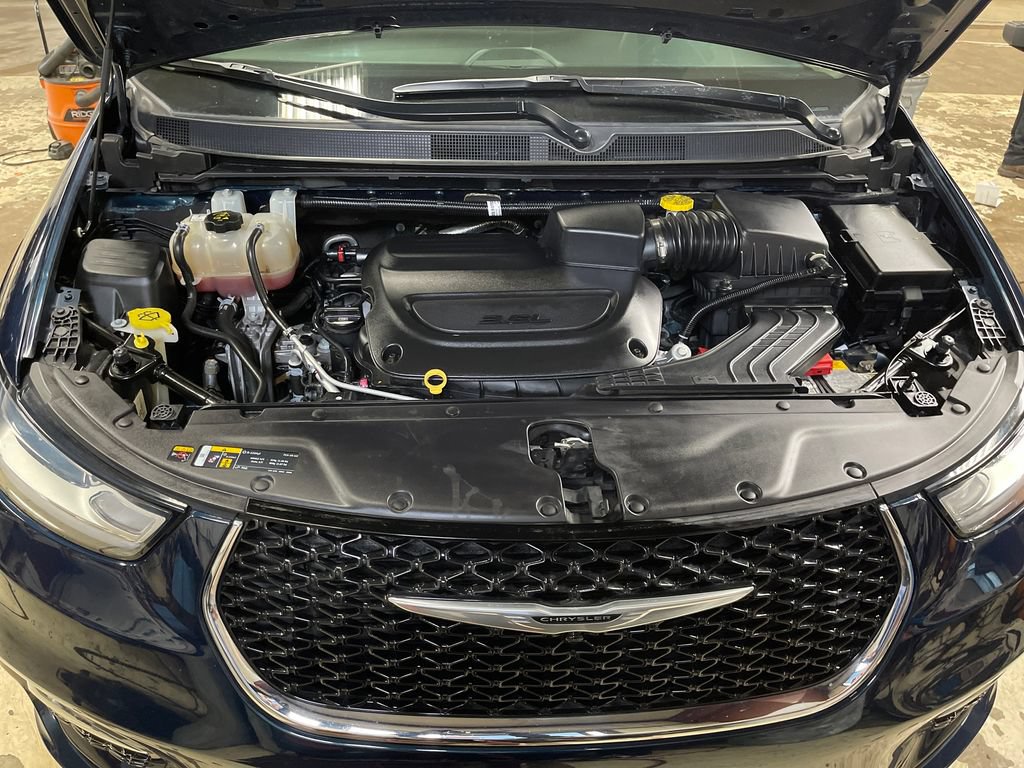 Used 2024 Chrysler Pacifica Touring-L FWD image 10