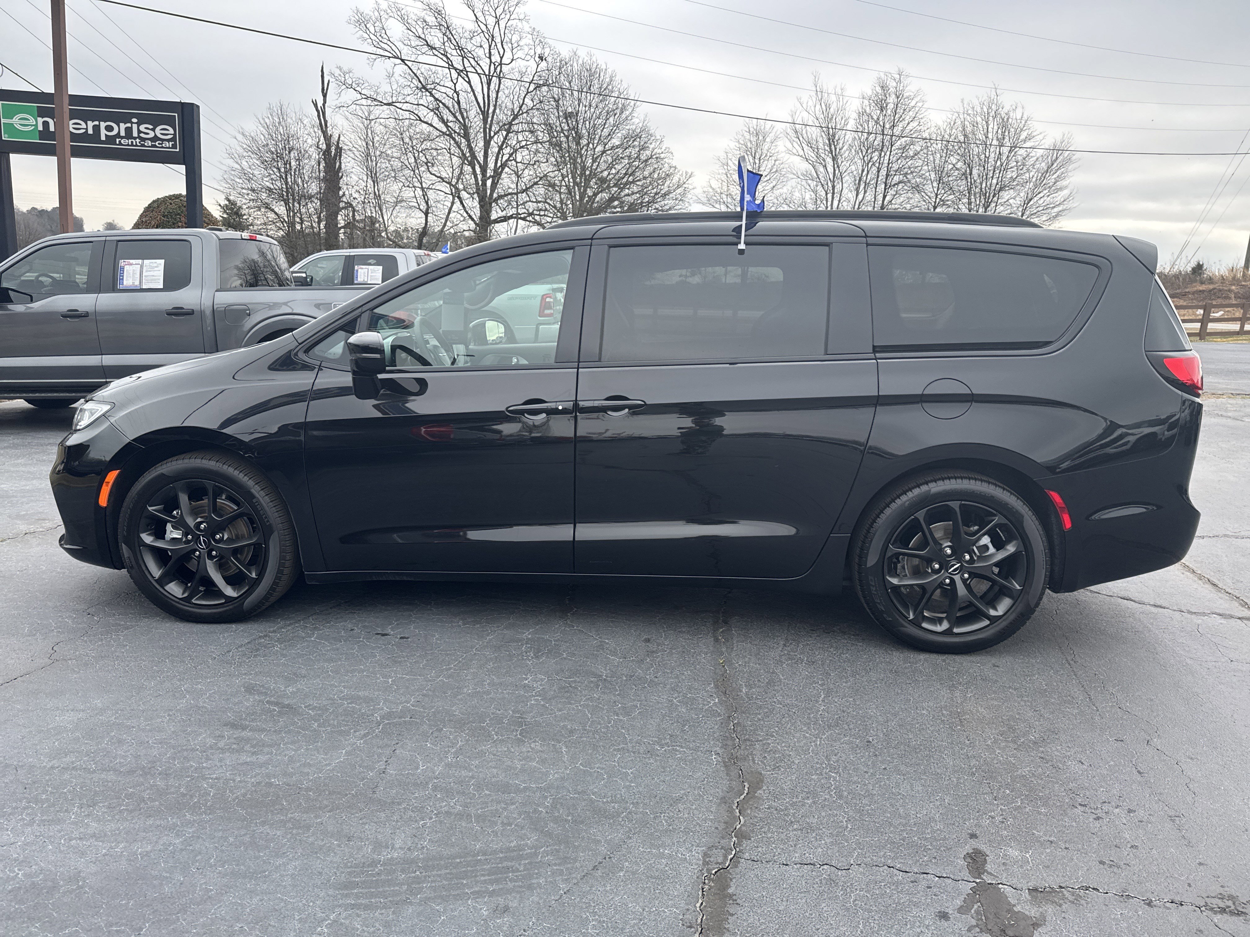 Used 2025 Chrysler Pacifica Limited image 8