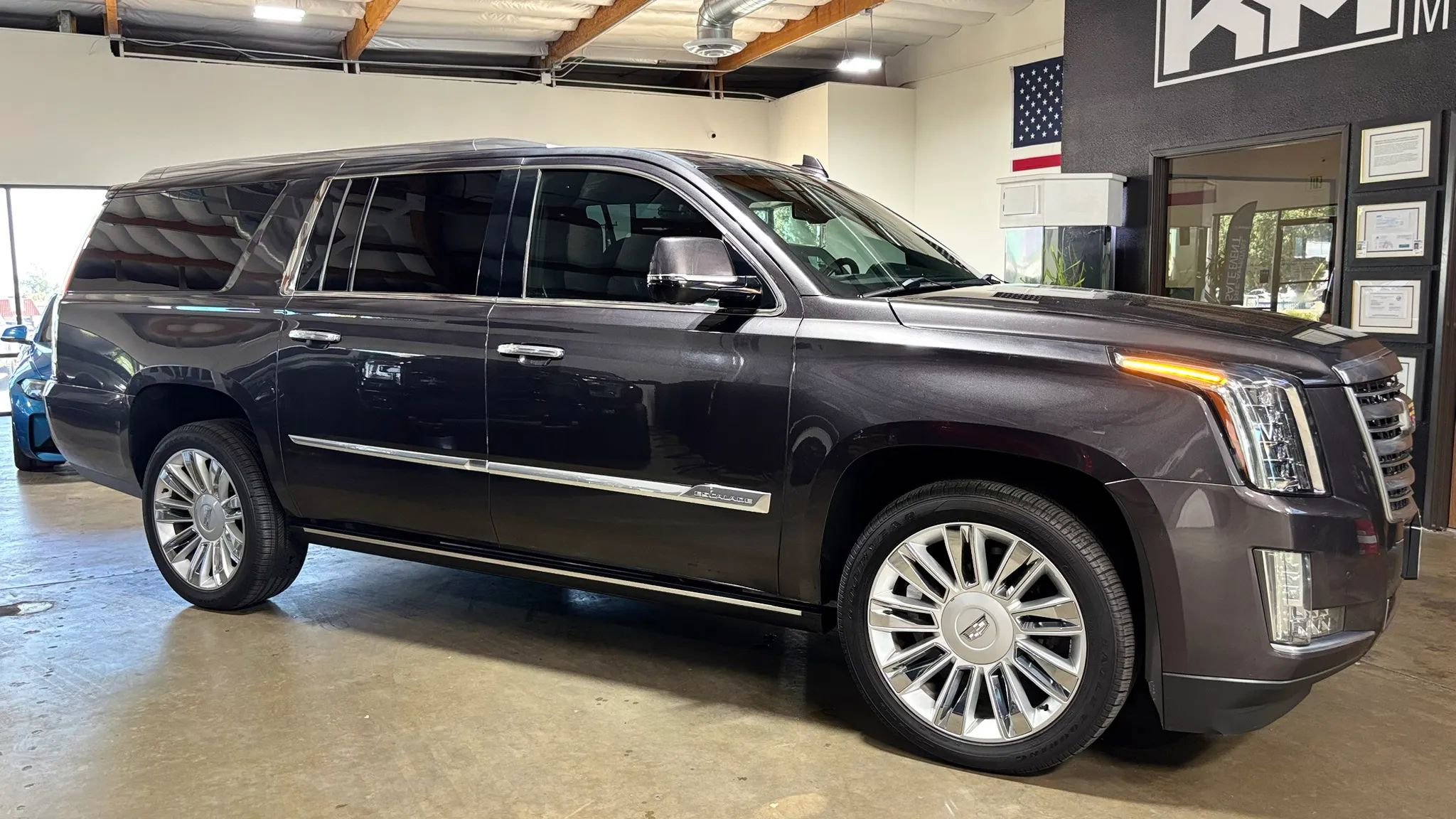 Used 2016 Cadillac Escalade ESV Platinum AWD/4WD image 3