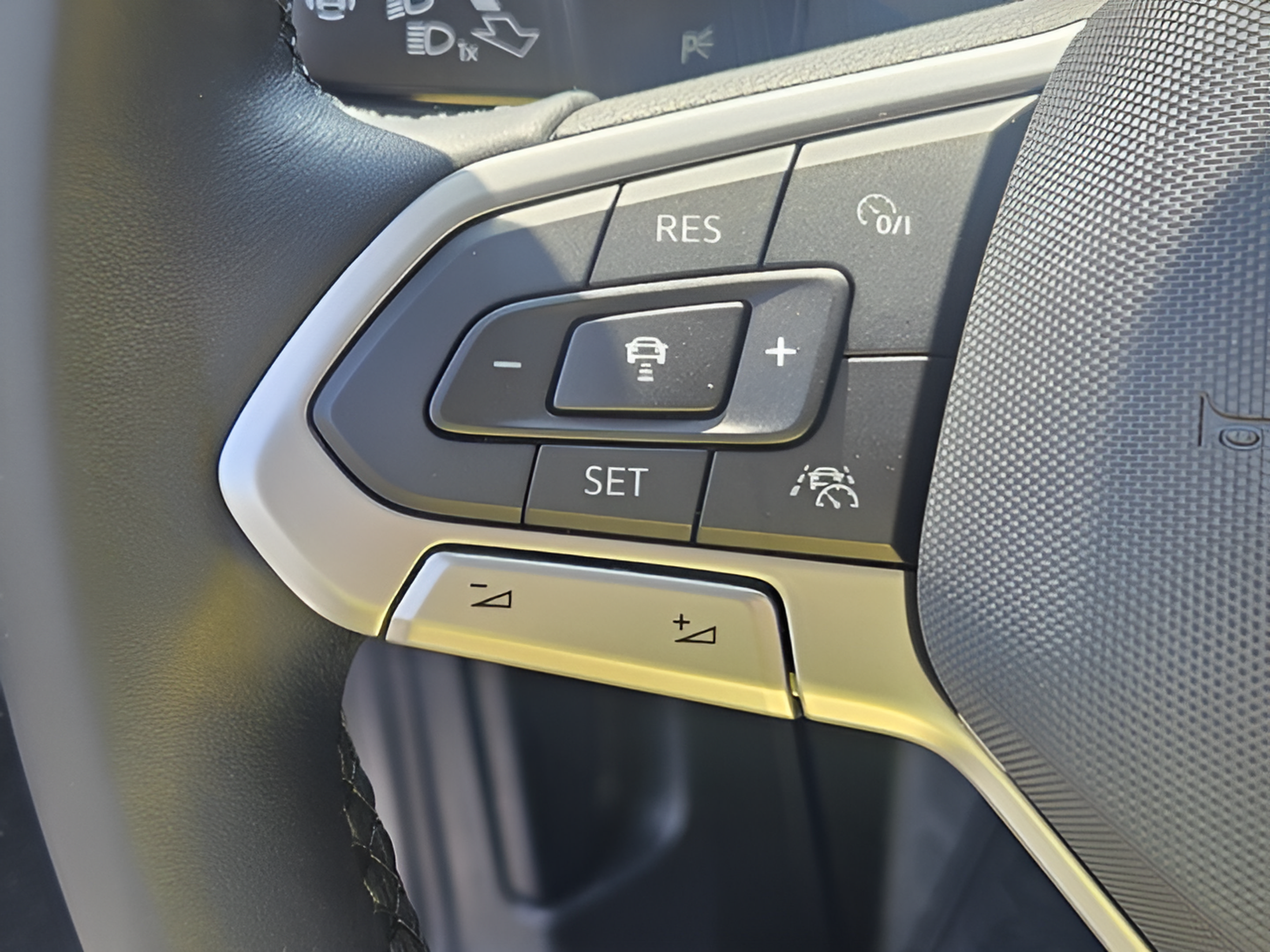 Used 2025 Volkswagen Jetta SEL FWD image 23