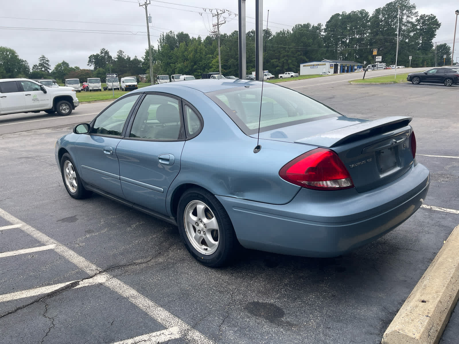 Used 2005 Ford Taurus SE FWD image 5