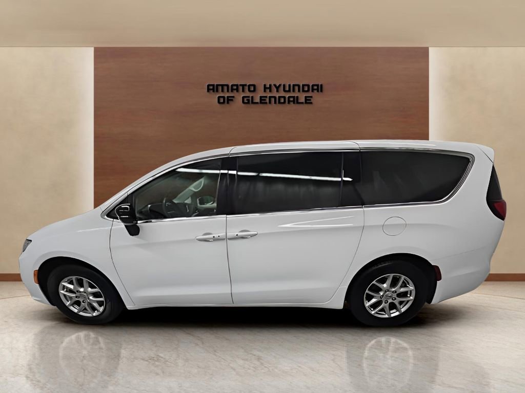 Used 2024 Chrysler Pacifica Touring-L image 3