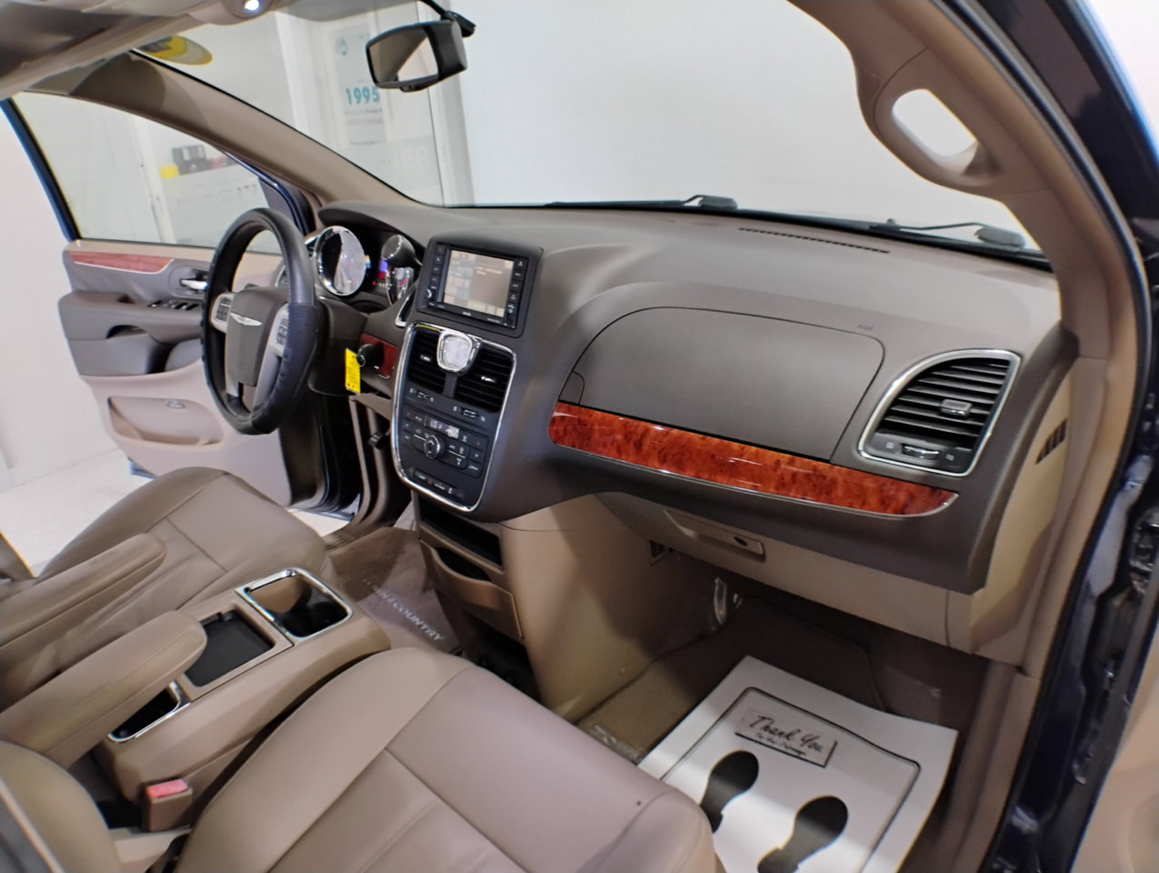 Used 2016 Chrysler Town & Country Touring image 85