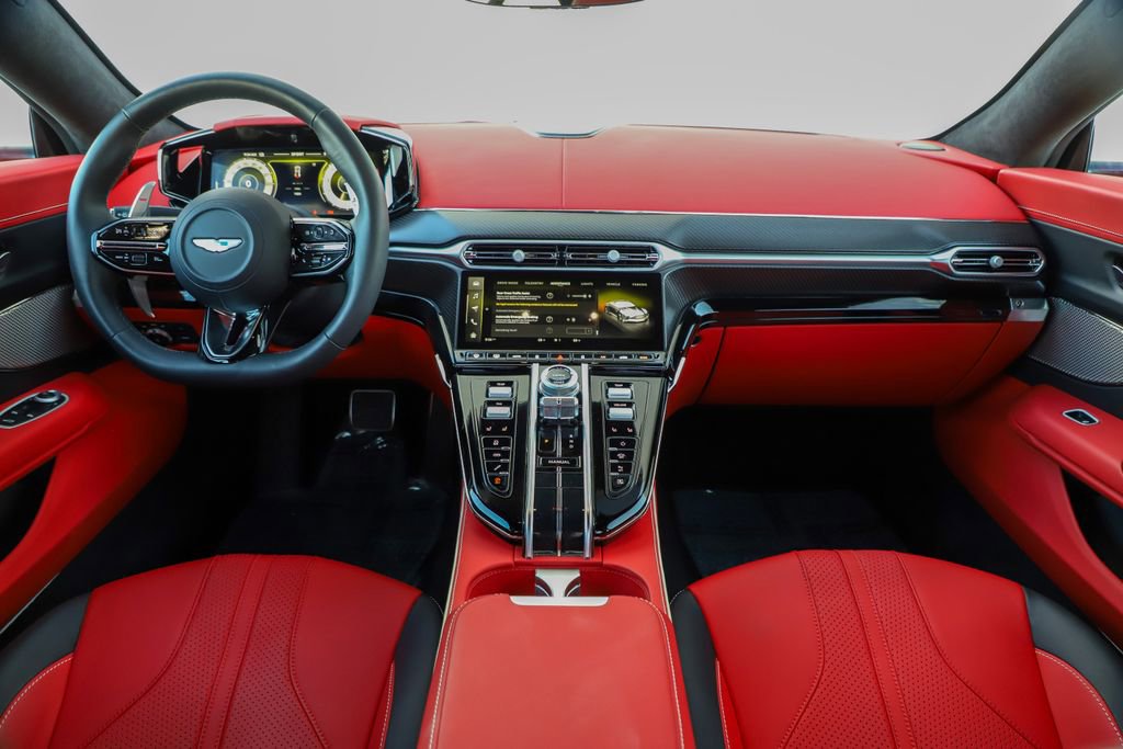 Used 2025 Aston Martin V8 Vantage Coupe image 2