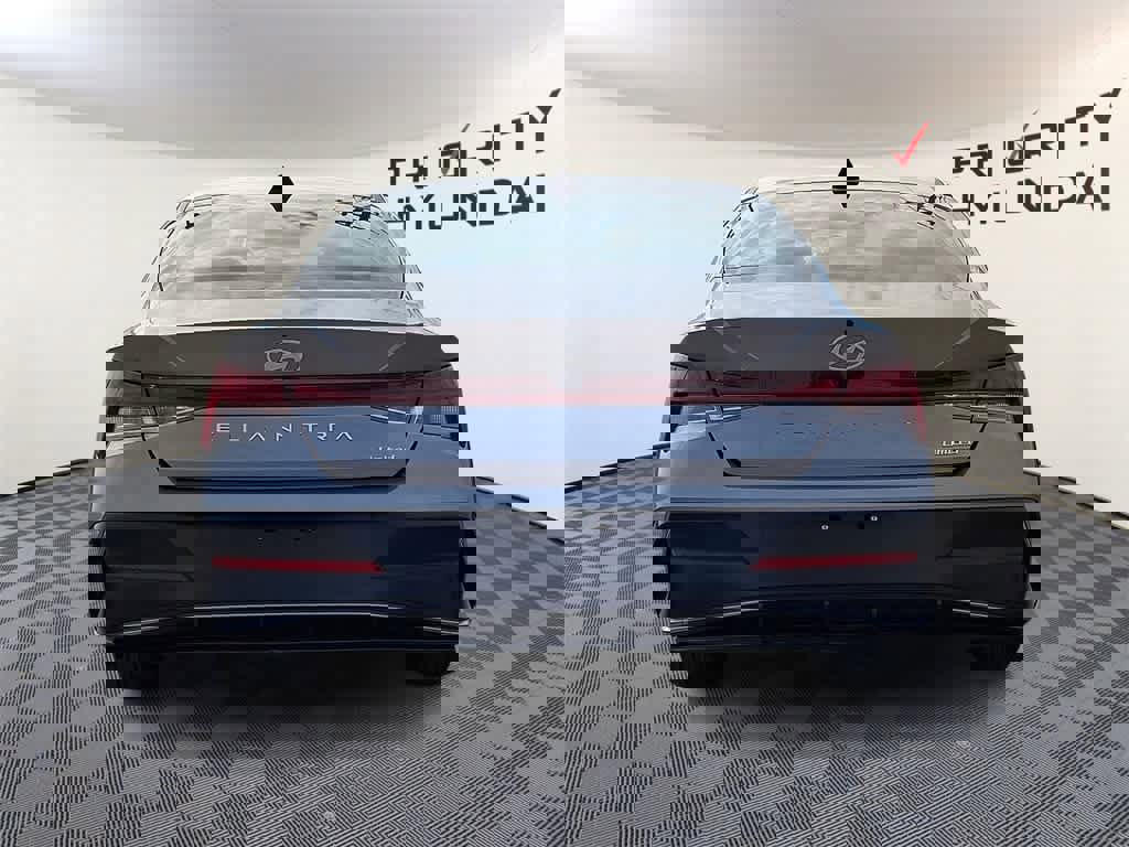 Used 2025 Hyundai Elantra Limited image 5