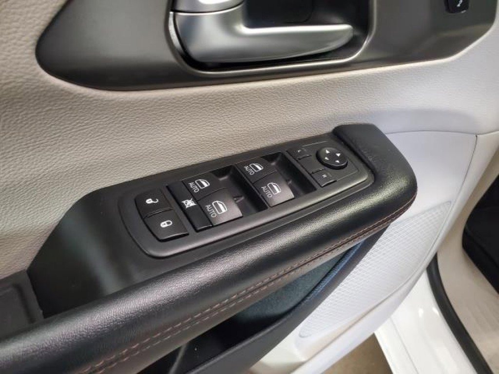 Used 2020 Chrysler Pacifica Touring-L Plus image 15