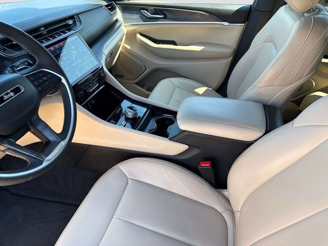 Used 2024 Jeep Grand Cherokee L Limited w/ Black Appearance Package image 23