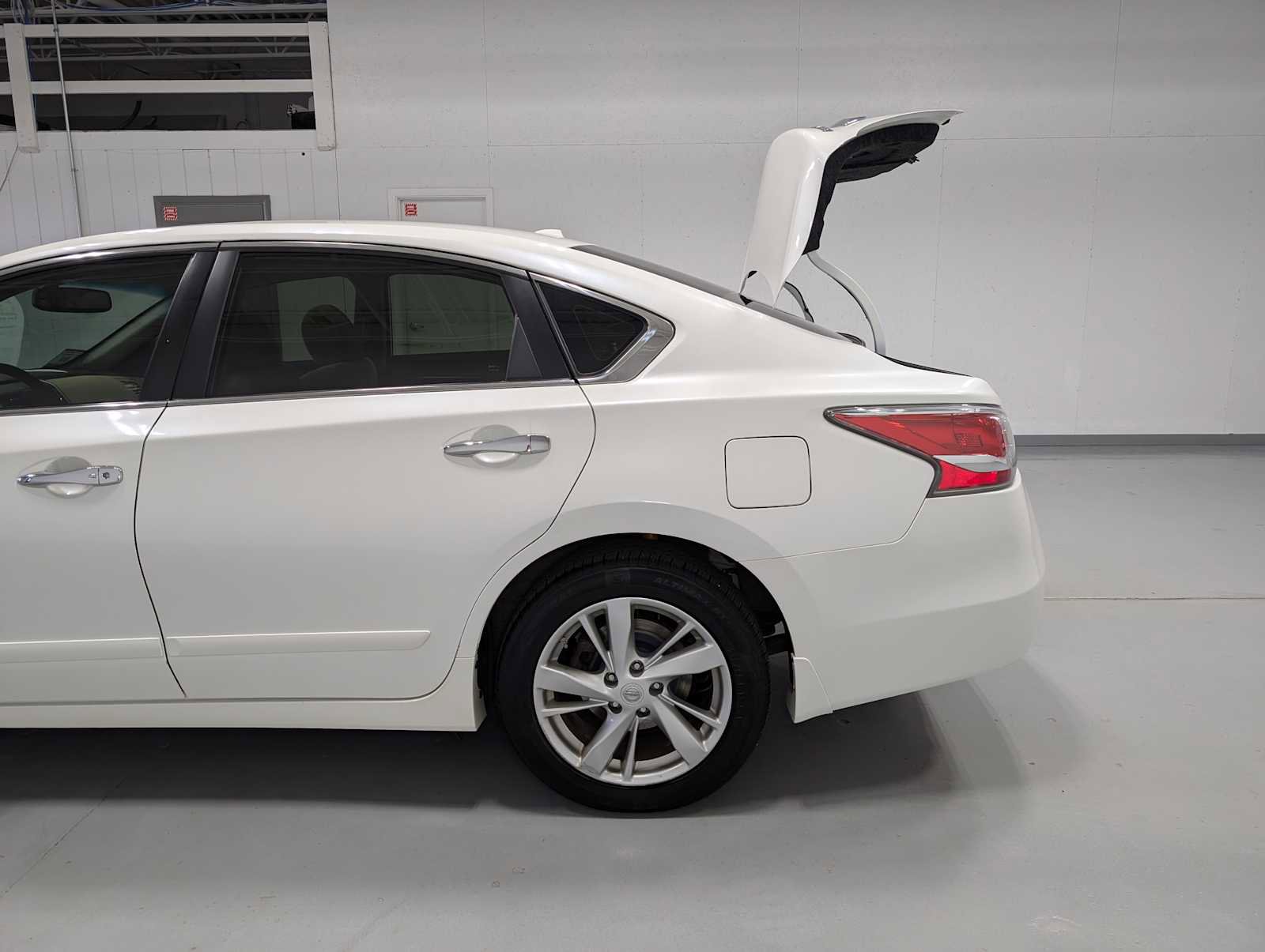 Used 2015 Nissan Altima 2.5 SV w/ Convenience Package FWD image 11