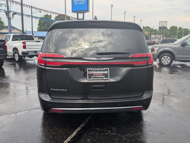 Used 2025 Chrysler Pacifica Select FWD image 6