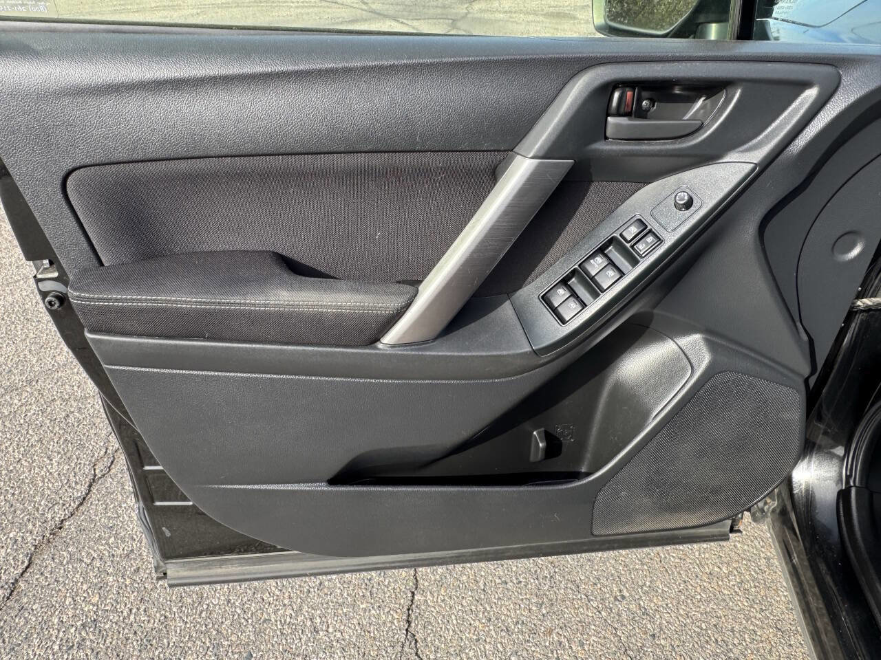 Used 2015 Subaru Forester 2.5i Premium w/ All-Weather Package image 9