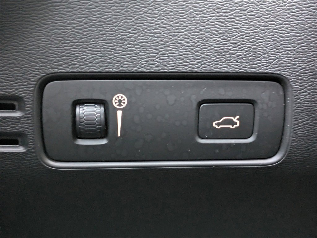 Used 2021 Volvo XC40 T5 R-Design w/ Climate Package image 29