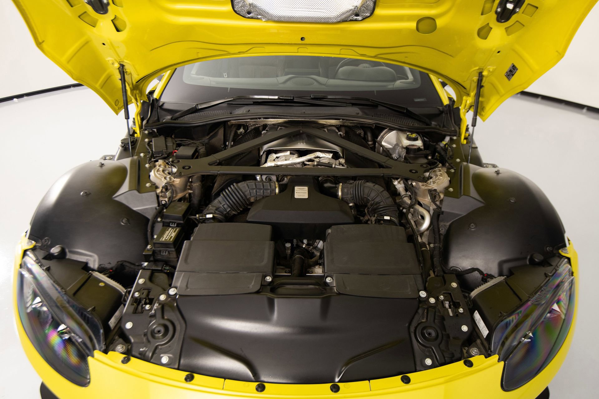 Used 2021 Aston Martin V8 Vantage Roadster image 20