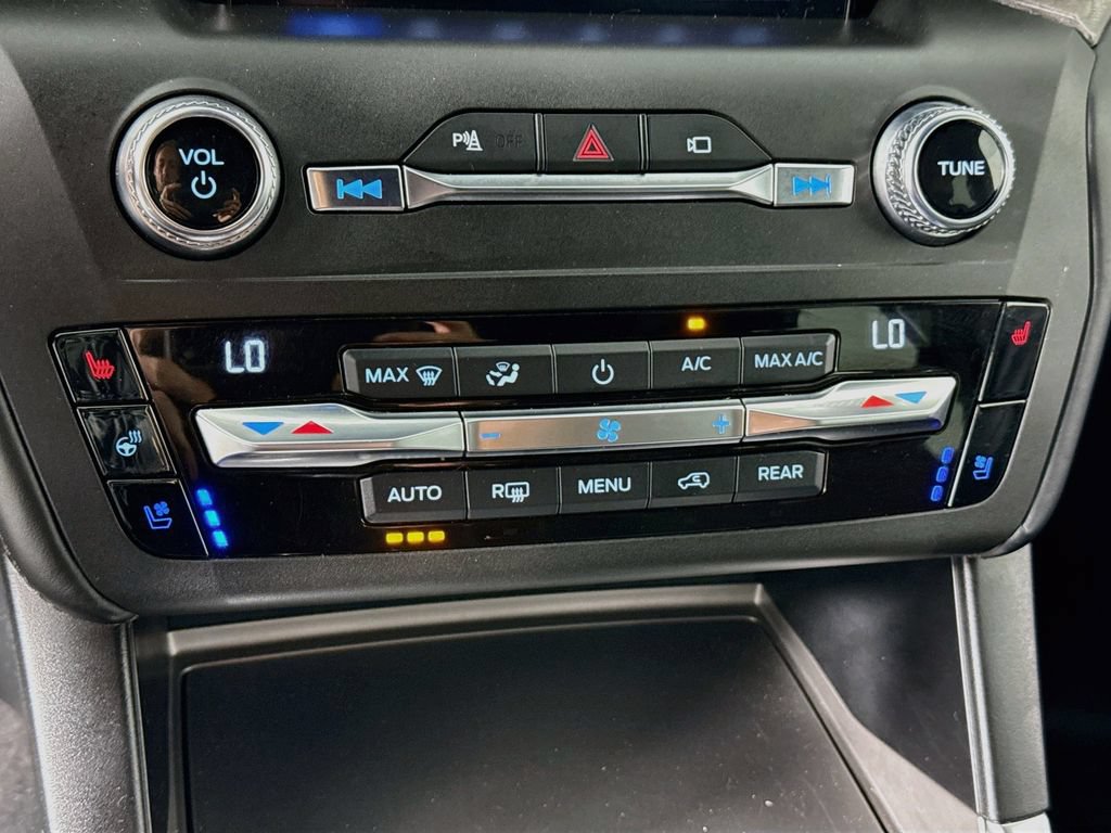 Used 2020 Ford Explorer Platinum w/ Premium Technology Package AWD/4WD image 16