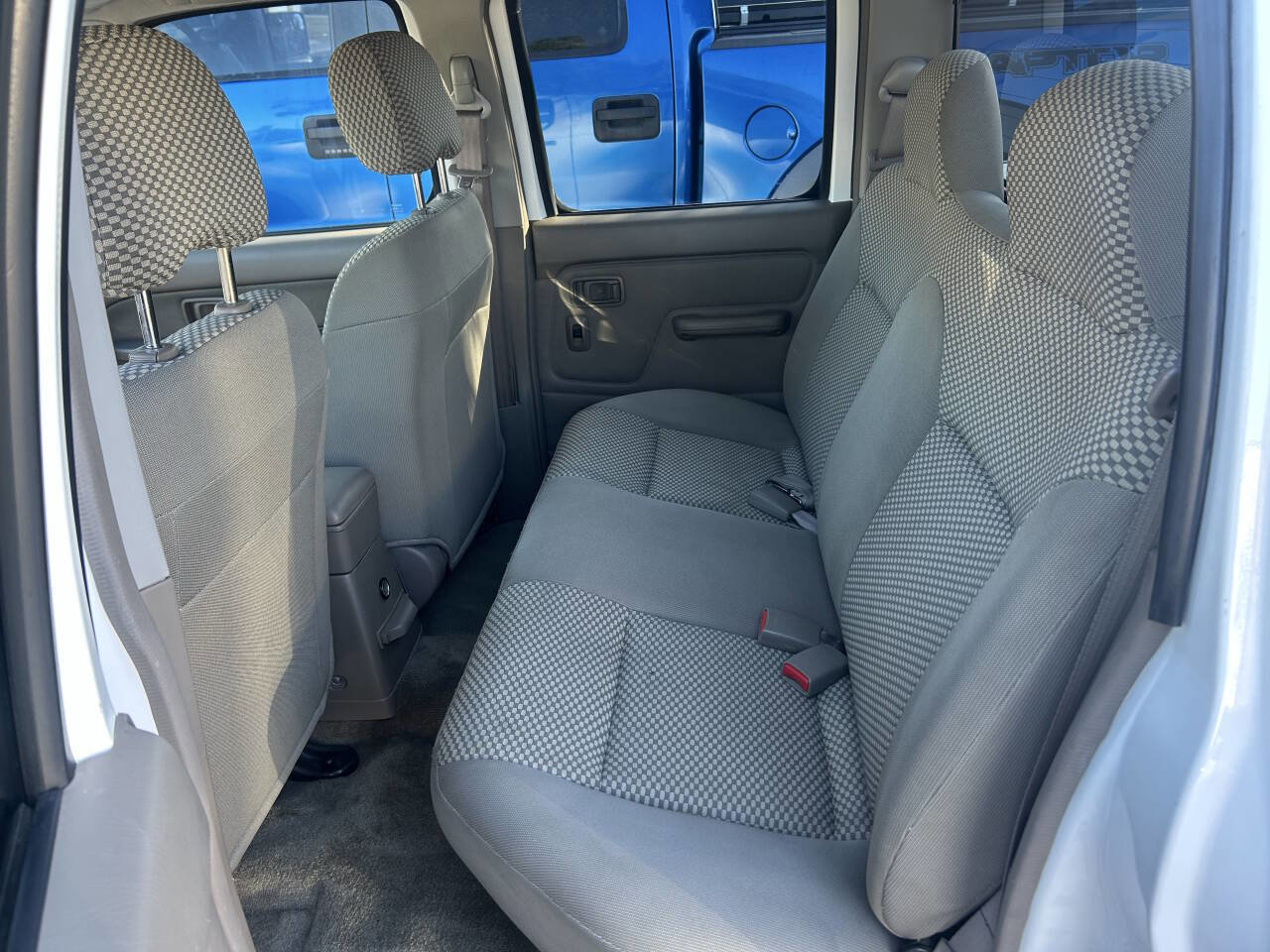 Used 2002 Nissan Frontier SE image 12