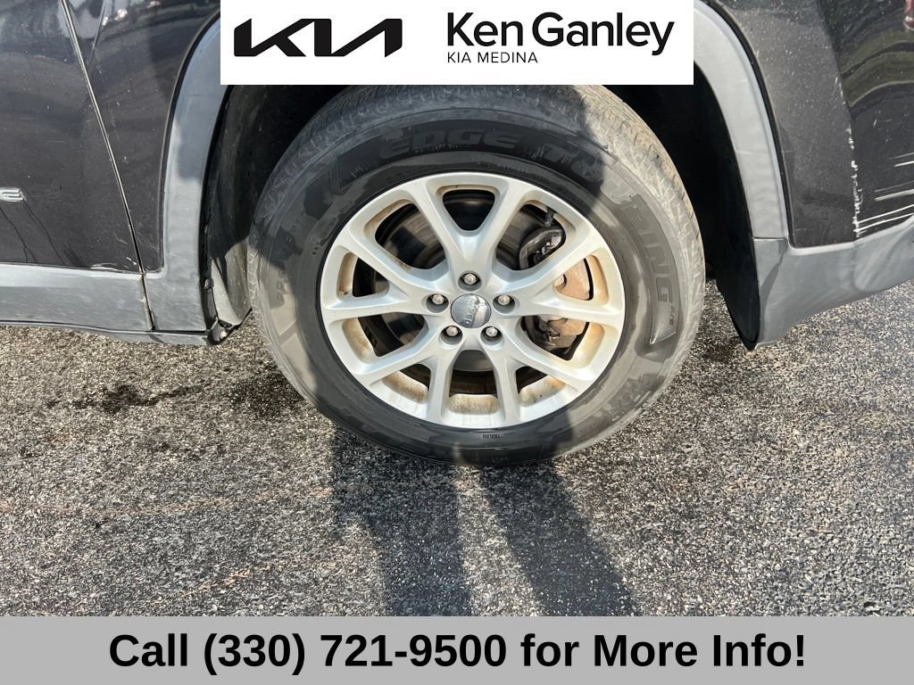 Used 2015 Jeep Cherokee Latitude w/ Cold Weather Group AWD/4WD image 19