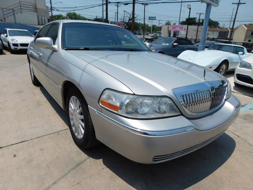 Used 2005 Lincoln Town Car Signature Limited