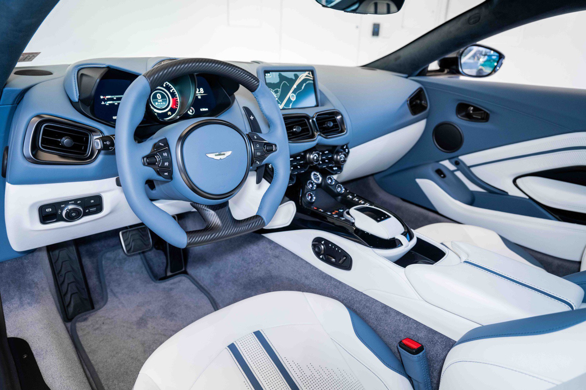 Used 2023 Aston Martin V8 Vantage Coupe RWD image 3