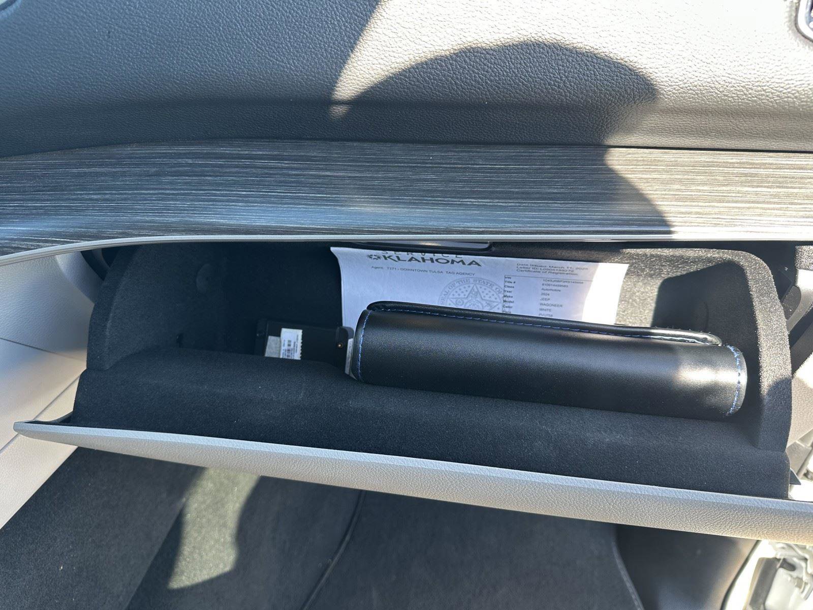 Used 2024 Jeep Wagoneer L Series II image 30