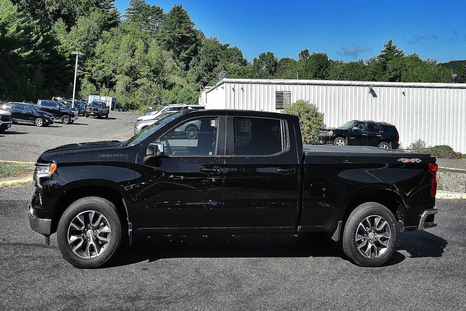 Used 2023 Chevrolet Silverado 1500 LT w/ Leather Package AWD/4WD image 4