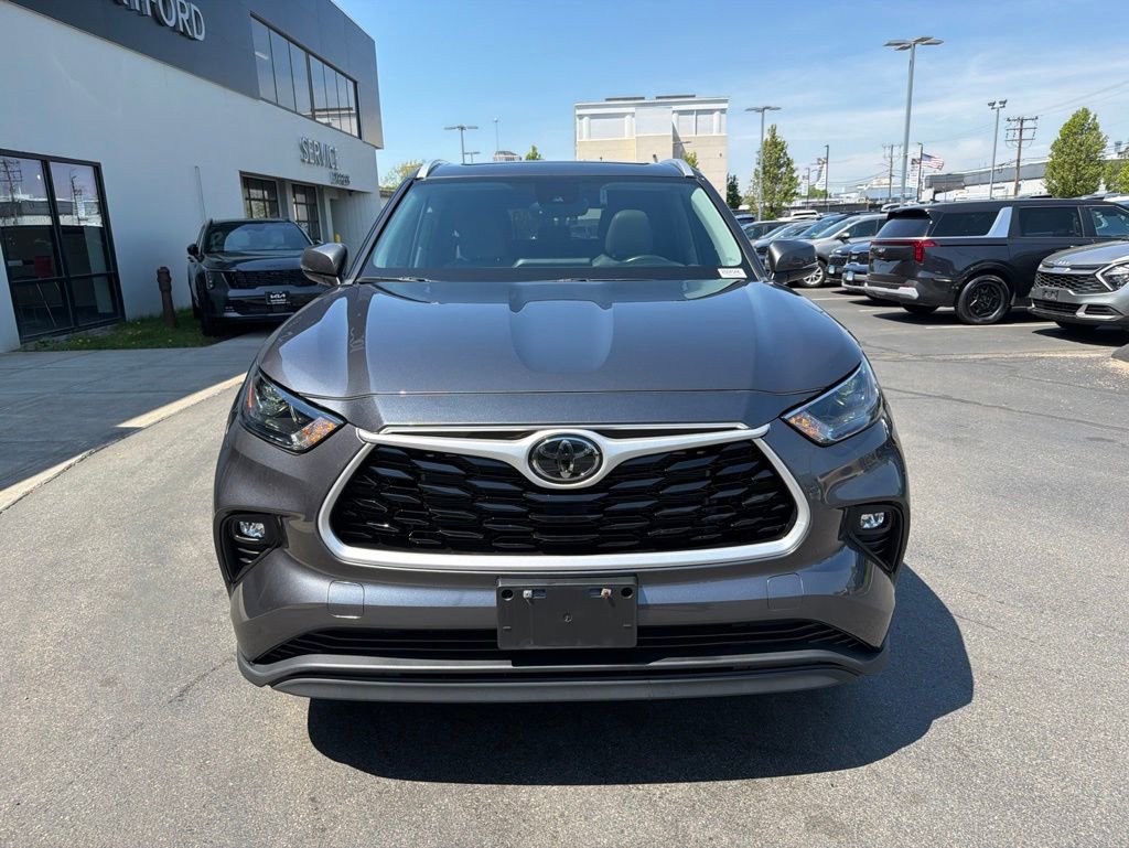 Used 2023 Toyota Highlander XLE AWD/4WD image 4