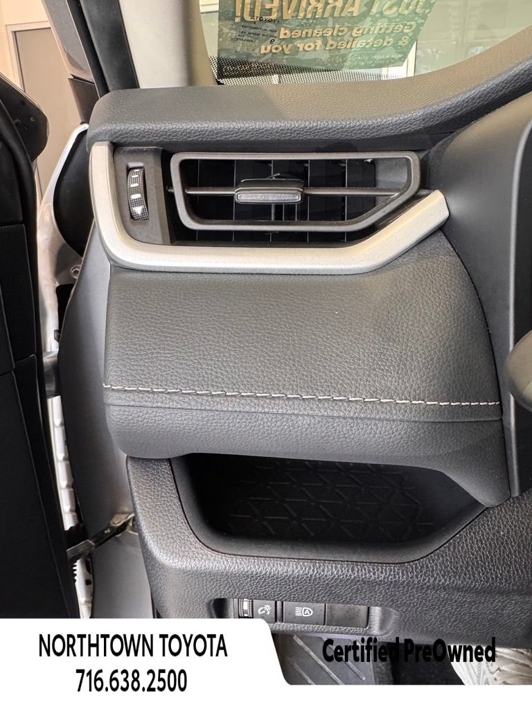 Used 2025 Toyota RAV4 LE AWD/4WD image 32