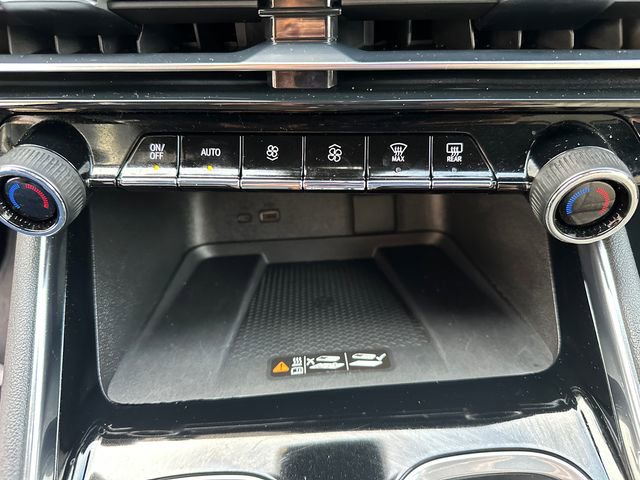 Used 2025 Chevrolet Traverse LT image 34