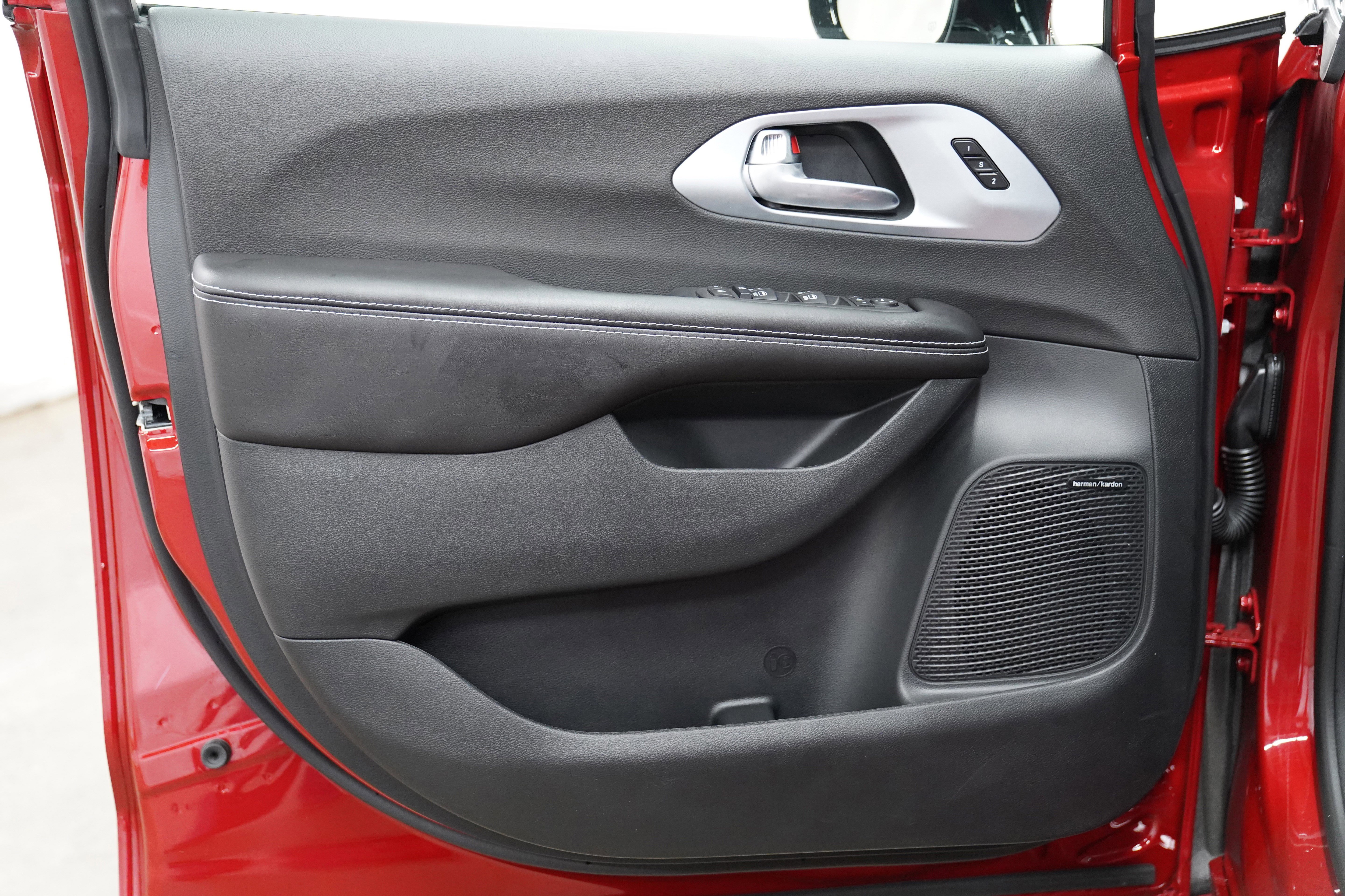 New 2026 Chrysler Pacifica Limited w/ Uconnect Theater Family Group image 18