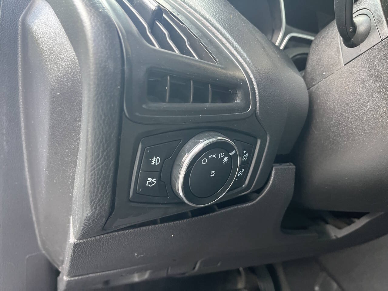 Used 2014 Ford Focus SE w/ SE Sport Package FWD image 27