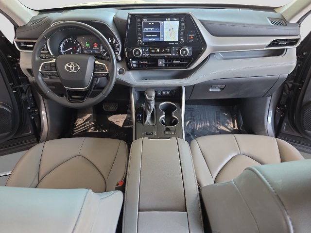 Used 2021 Toyota Highlander XLE FWD image 11