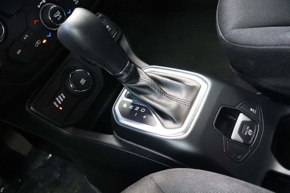 Used 2018 Jeep Renegade Latitude w/ Cold Weather Group AWD/4WD image 18