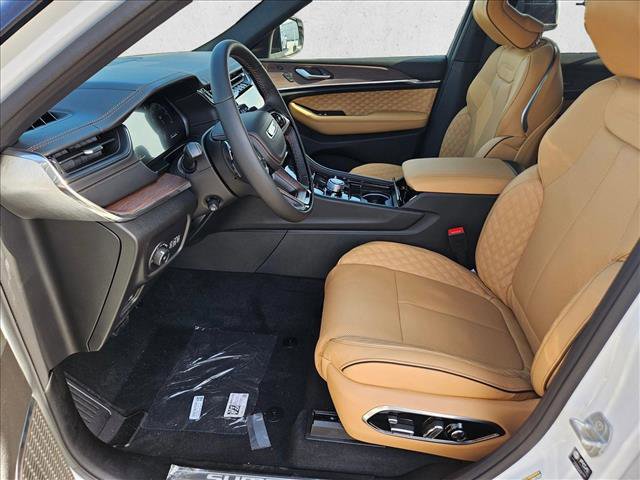 New 2025 Jeep Grand Cherokee Summit image 15