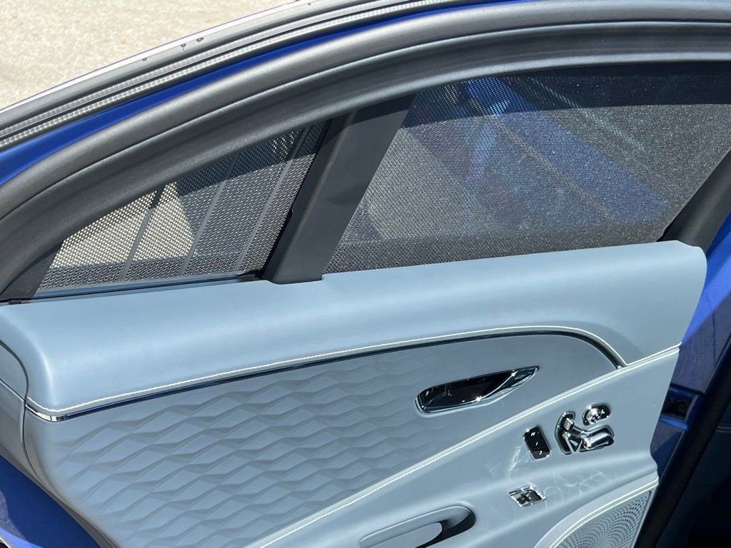 Used 2025 Bentley Flying Spur Plug-In Hybrid image 41