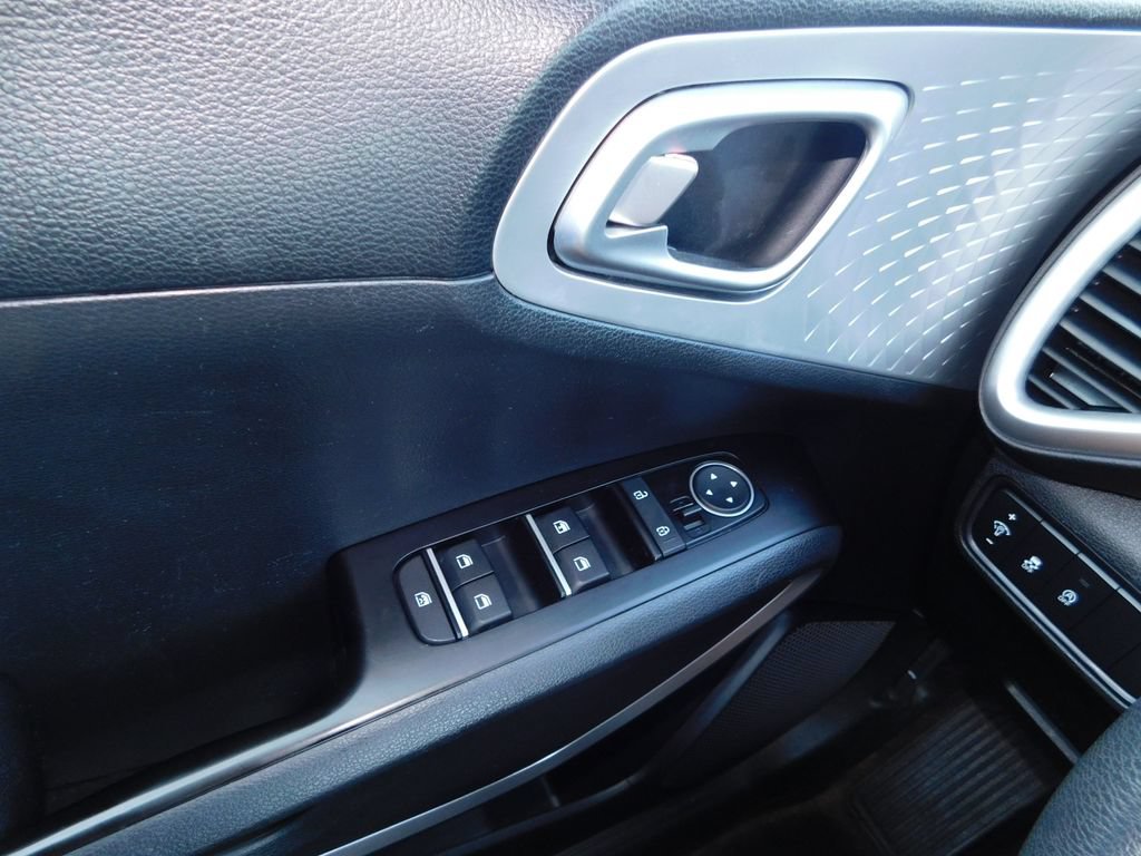 Used 2025 Kia Soul LX w/ LX Technology Package FWD image 25