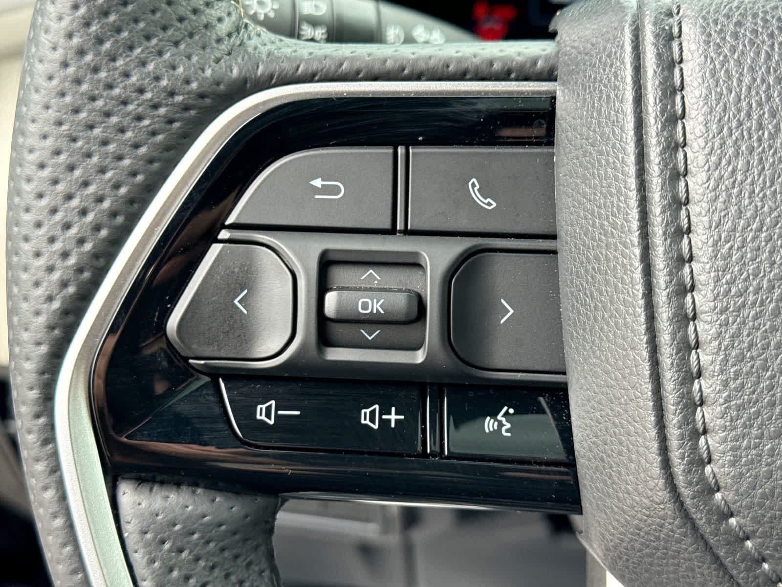 Used 2025 Toyota Sequoia Capstone AWD/4WD image 29